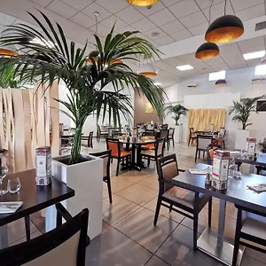 https://hotel-de-la-poste-la-cavalerie.midi-pyreneeshotels.com